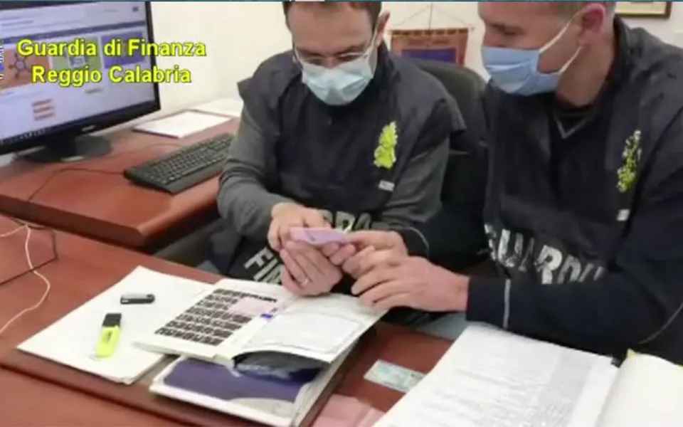Patenti facili a Reggio Calabria: sequestrate 5 autoscuole arrestati in due