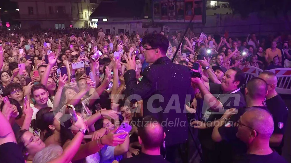 Delirio per The Kolors a Crotone: è la band più amata