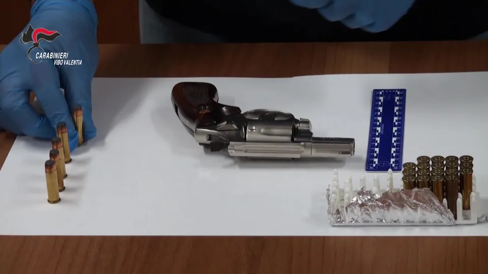 Detenevano pistola e munizioni illegali: denunciati due uomini