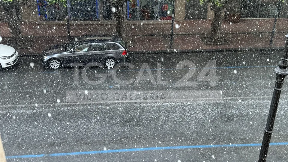 VIDEO | Crotone sotto la grandine... ma siamo a luglio! Calabria sferzata dal maltempo