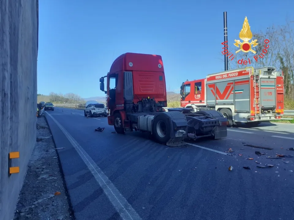Incidente stradale sull'A2, un morto e tre feriti gravi: è il secondo in due giorni