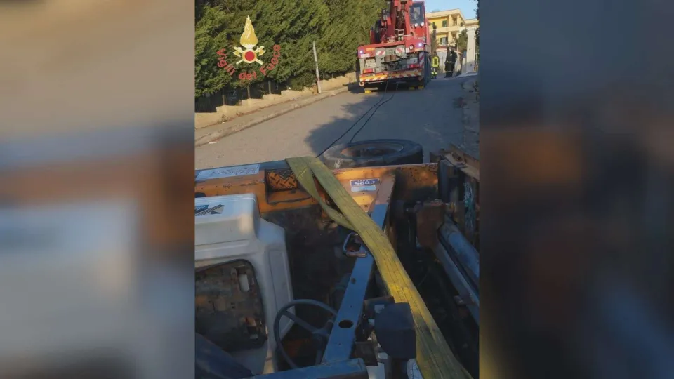 Incidente sul lavoro nel Crotonese, si ribalta col muletto: deceduto
