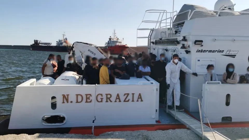 In 127 sbarcano al porto di Crotone: arrestati i due presunti scafisti