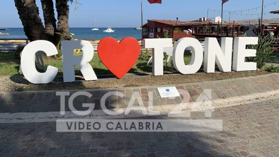 VIDEO | #CrotoneSiScriveColCuore: Confcommercio inaugura un'installazione sul lungomare
