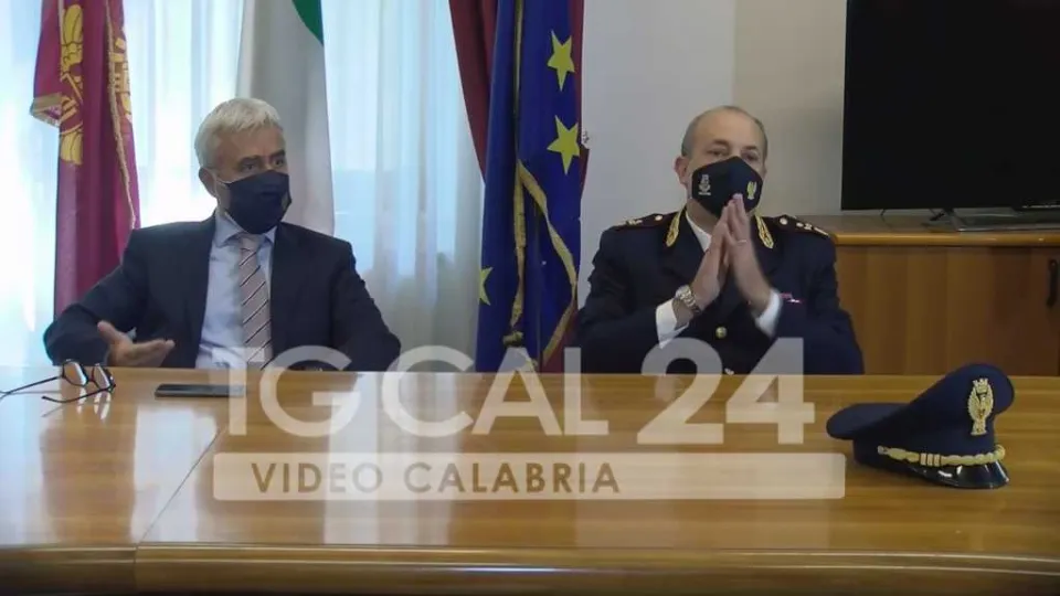 VIDEO | Cambio al vertice della Polizia di Crotone, il saluto di Gambino: «Lascio una Questura più forte e sana»