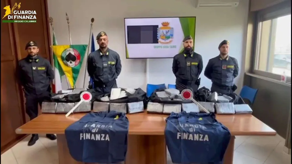 Maxi sequestro di cocaina al porto di Gioia Tauro: arrestati due portuali