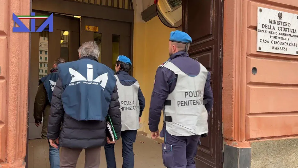 Operazione “Smartphone”: perquisizioni in 12 carceri italiane