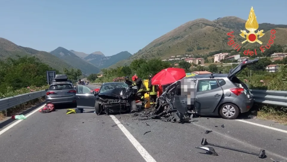 Incidente stradale a Tortora, tragico il bilancio: un morto e cinque i feriti tra cui un bambino