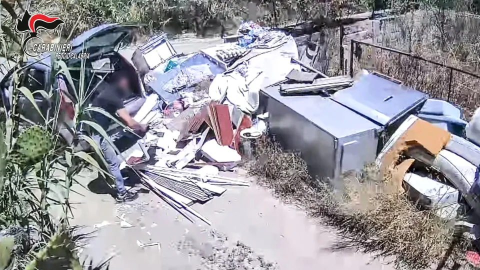 Condofuri, abbandona rifiuti speciali in area demaniale: denunciato