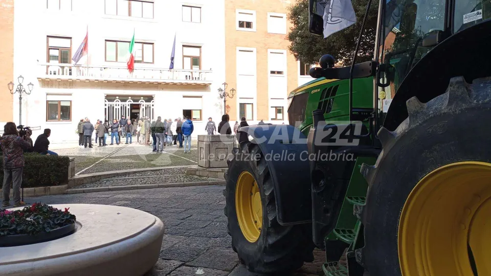 La protesta degli agricoltori di Botricello continua e arriva a Crotone