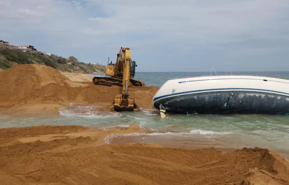Concluso il recupero dei relitti degli sbarchi spiaggiati lungo la costa Crotonese