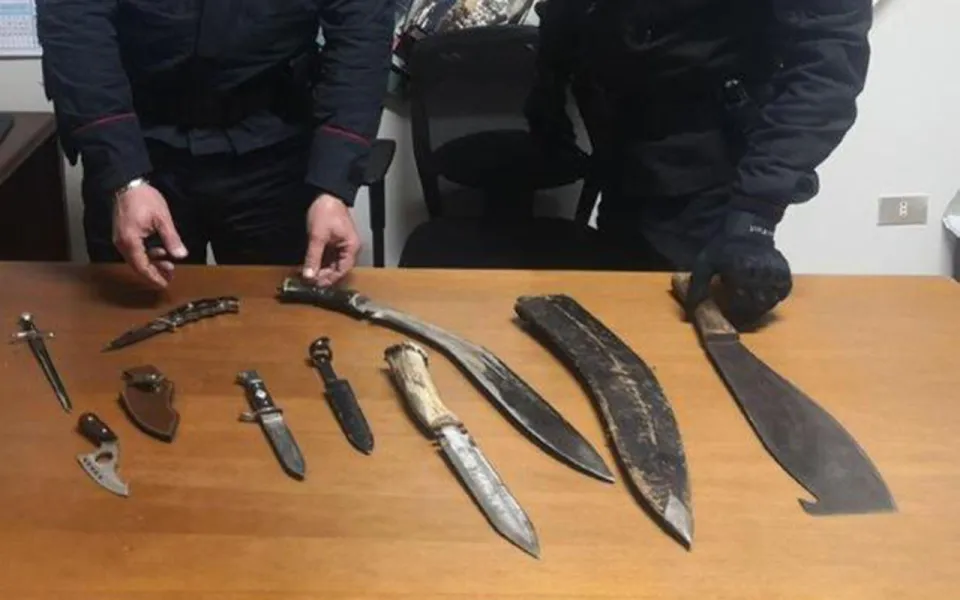 Inveisce contro la ex moglie a Schiavonea: i Carabinieri gli trovano in casa machete e pugnali