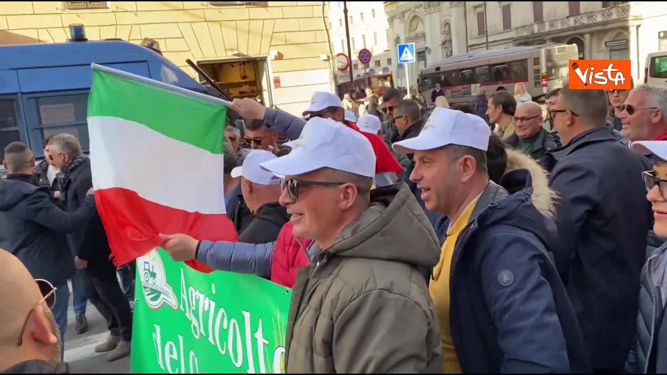 Gli agricoltori del Crotonese protestano davanti a Palazzo Chigi