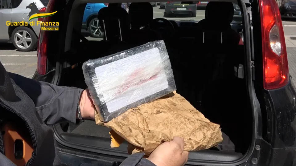 Viaggiava con un chilo di cocaina in auto: arrestato giovane calabrese a Messina