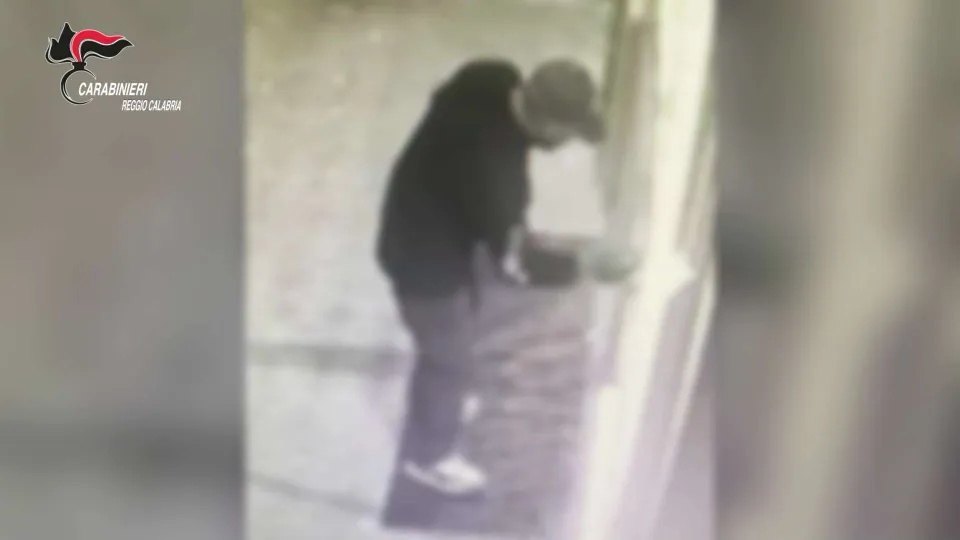 Imbratta portone e facciata dell’Accademia di Belle Arti: denunciato