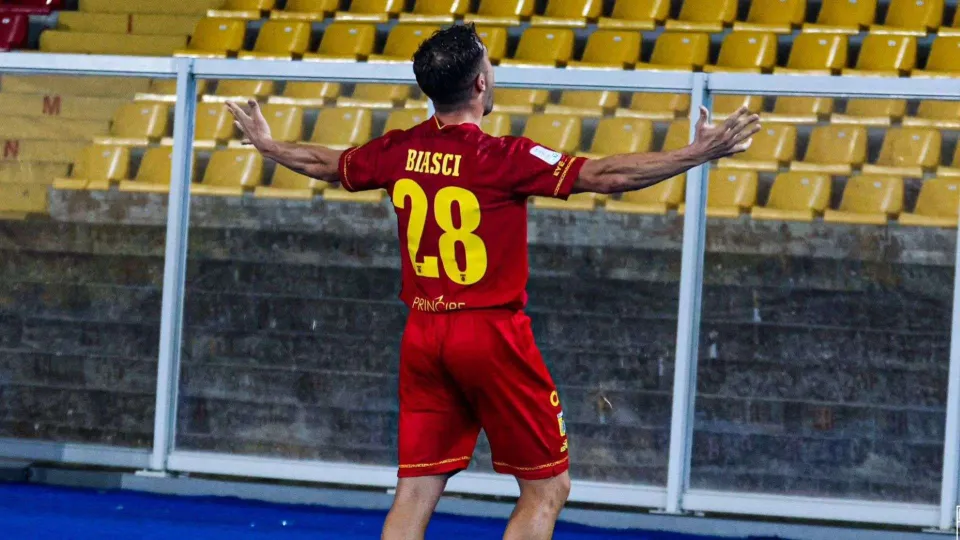 Calcio | Catanzaro, finisce l’era Biasci. Ora affondo sul bomber in entrata