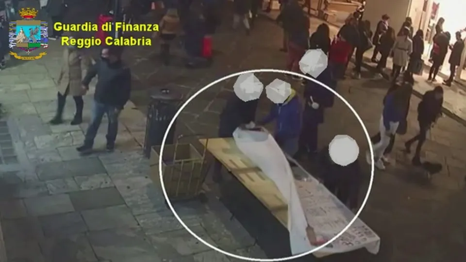 Si appropriavano della merce dei venditori ambulanti: arrestati 2 agenti della Municipale di Reggio (VIDEO)