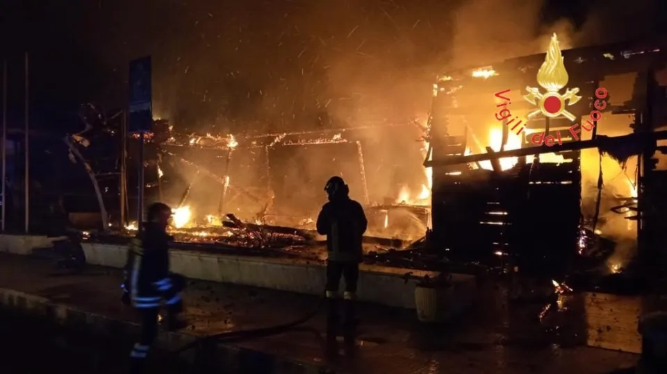 A fuoco lido balneare a Scalea: in pochi giorni è il secondo episodio criminoso nell'Alto Tirreno Cosentino (VIDEO)