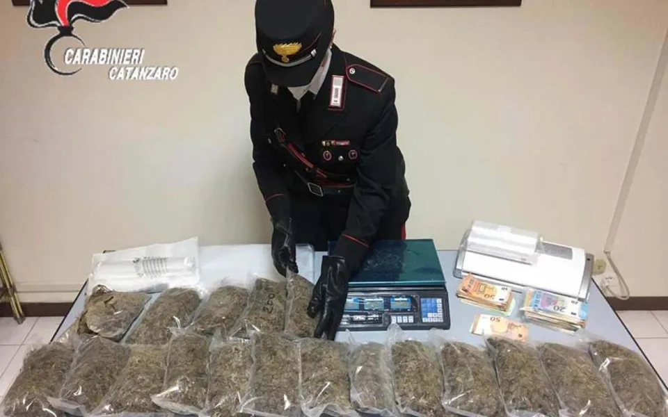 Aveva in casa 3.9 kg di marijuana, 54enne arrestato nel Lametino