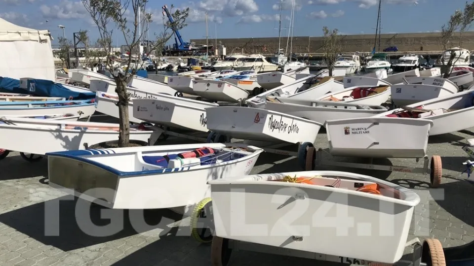 Vela, primo giorno della Carnival Race a Crotone: barche a terra per il forte vento (VIDEO)