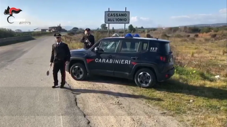 Cassano allo Jonio, incendiati tre veicoli: ipotesi dolosa