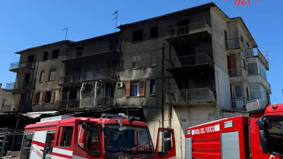 Incendio in un edificio nel cosentino, evacuati i residenti