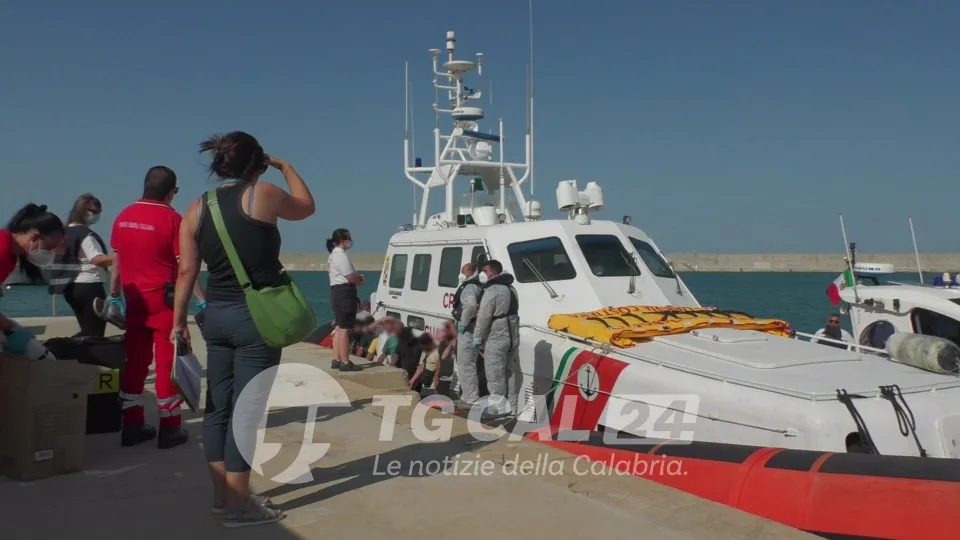 Sbarco di migranti a Crotone: arrestato il presunto scafista