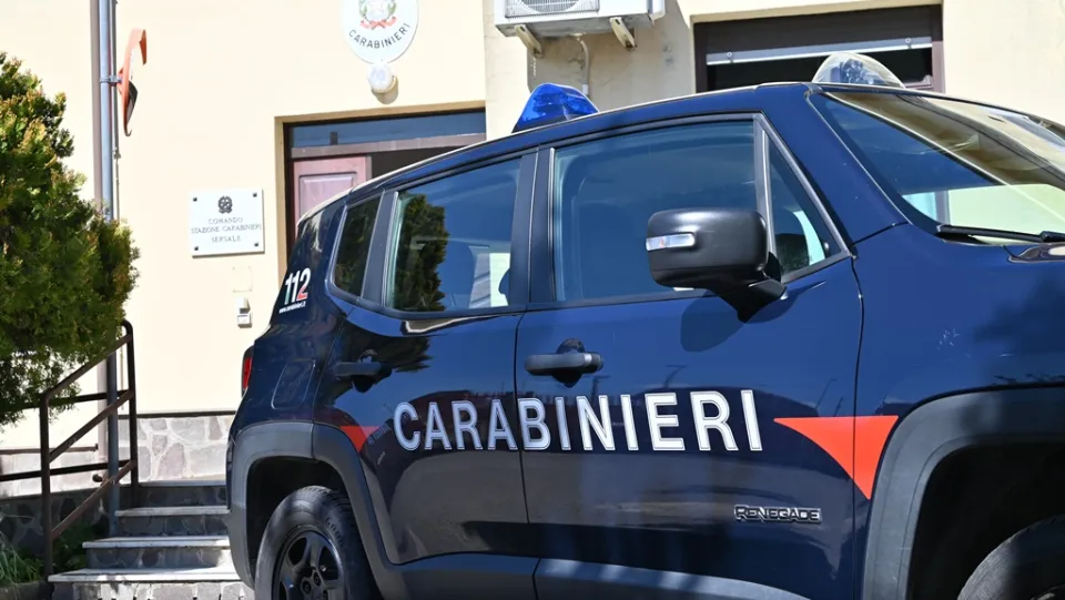Sersale: lancia dalla finestra di casa piatti e bicchieri contro i carabinieri, arrestato 42enne