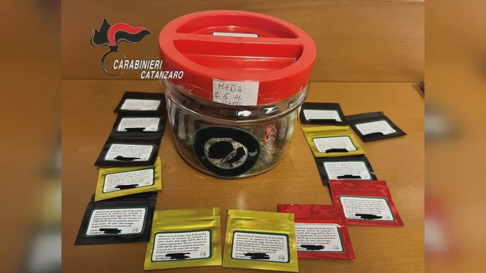 Vendeva al bancone "Maria € 5 al grammo": arrestato barista nel Catanzarese