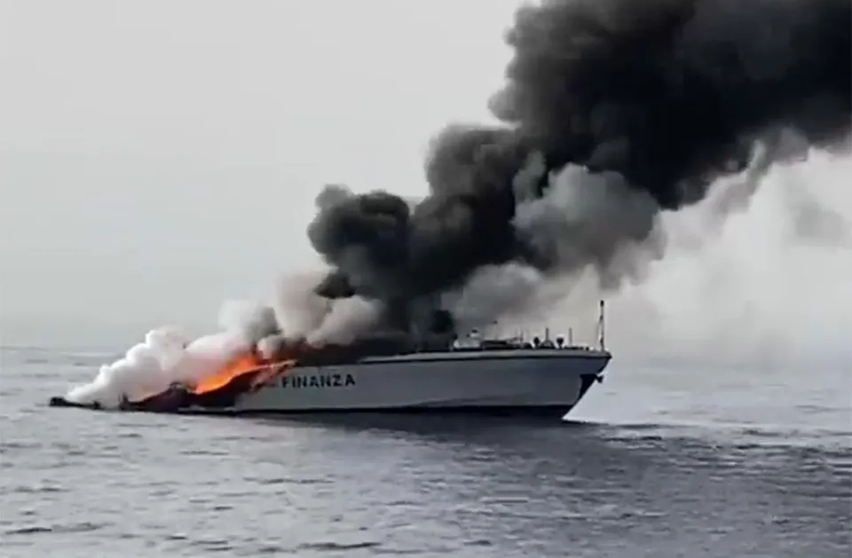 Imbarcazione della Gdf prende fuoco e affonda: in salvo i membri dell'equipaggio - Video