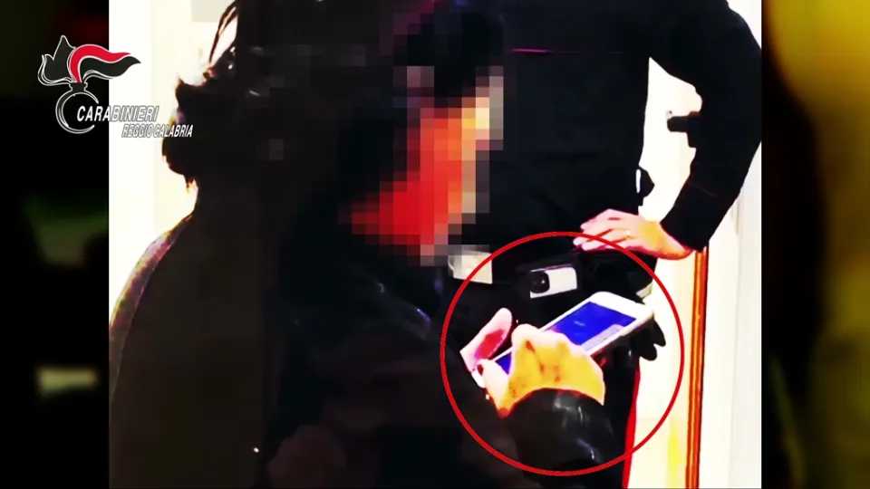 Scoperta e denunciata falsa cieca nel Reggino: era "non vedente" da 15 anni, ma usava lo smartphone (VIDEO)
