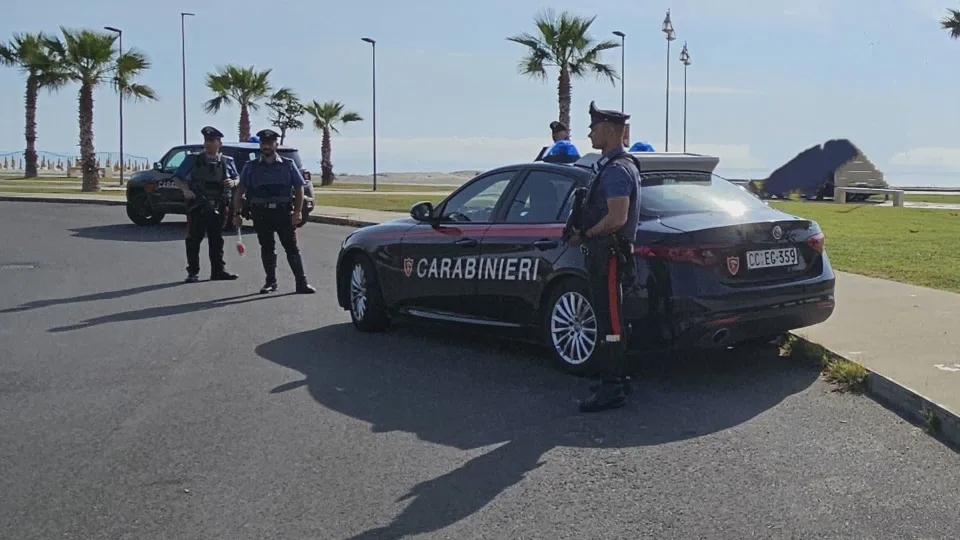 Controlli dei carabinieri nel Catanzarese: tre denunce e stop a un evento in spiaggia