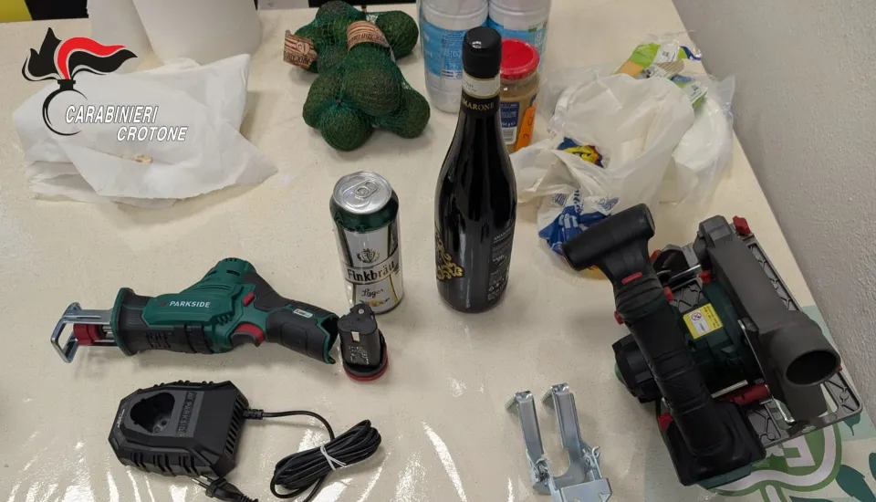 Rapina un supermercato e scappa, arrestato 26enne a Isola Capo Rizzuto