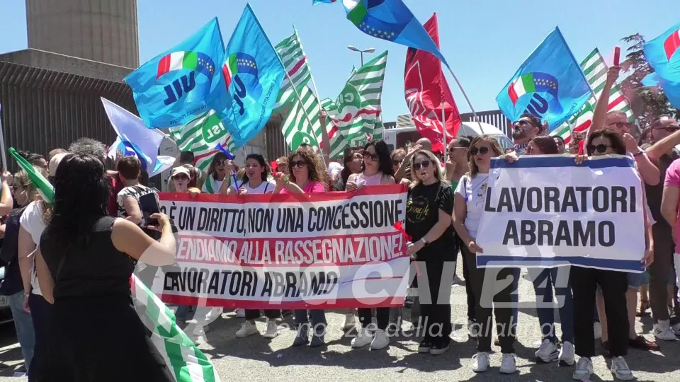 Prosegue la protesta dei lavoratori Abramo CC: sit-in alla sede Tim