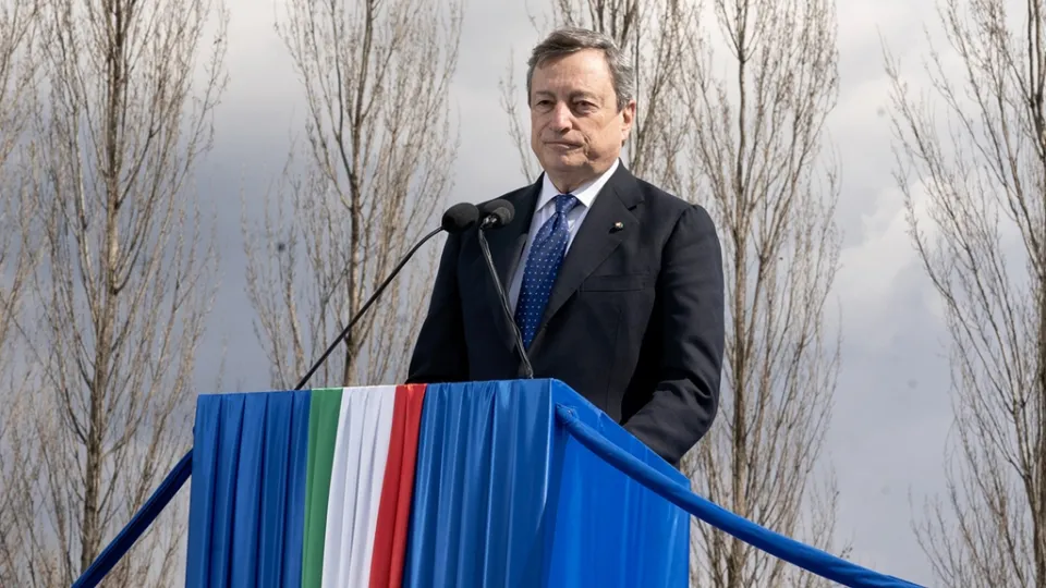 Covid, ok da EMA a vaccino AstraZeneca. Draghi: «La somministrazione riprenderà già da domani»