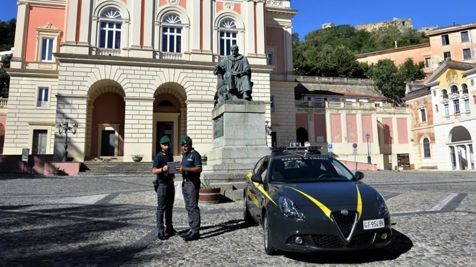 Faceva spendere i crediti della Carta del Docente per acquistare tv e smartphone: denunciato imprenditore