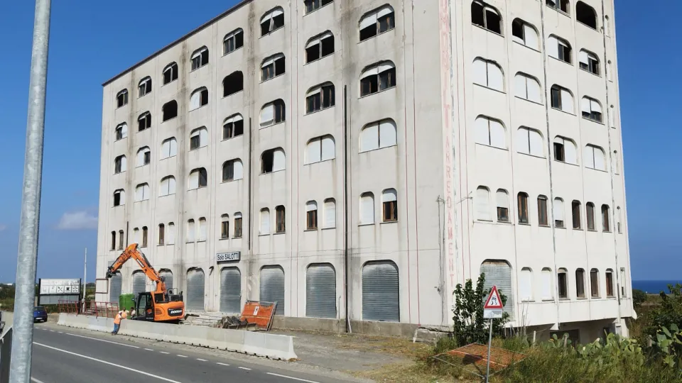 Melissa, palazzo Mangeruca sarà abbattuto con microcariche di dinamite