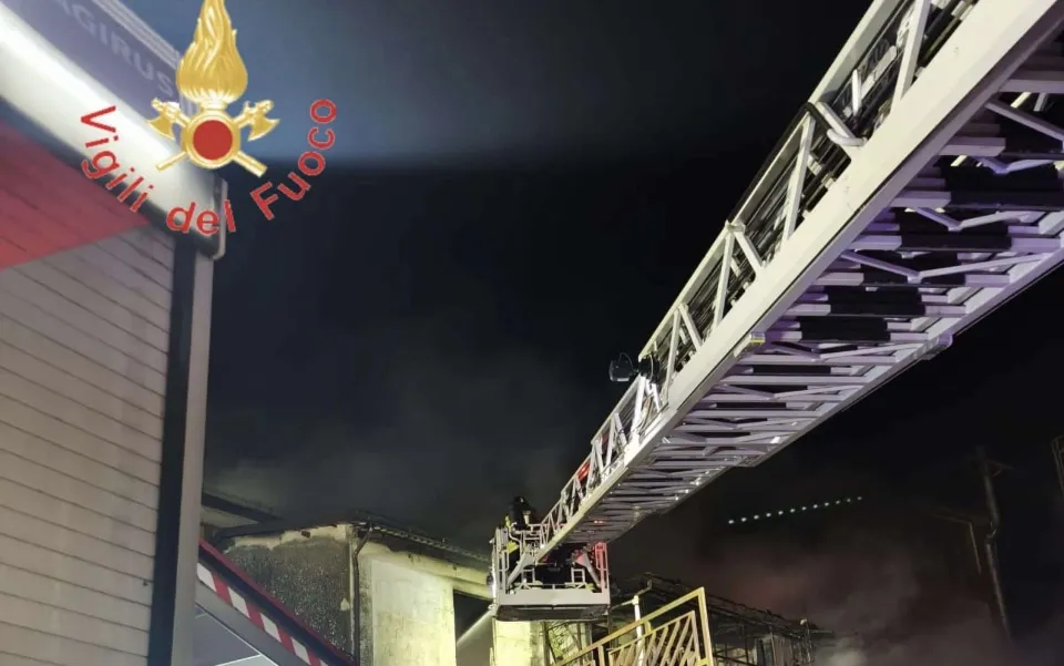 Soveria Mannelli, in fiamme tre attività commerciali