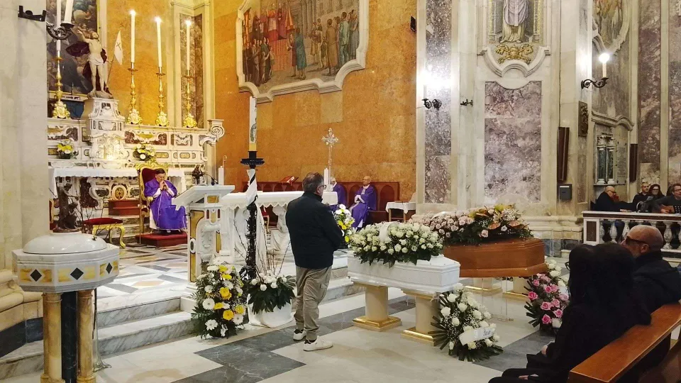 Tragedia di Catanzaro, la città dà l'ultimo saluto alle tre vittime