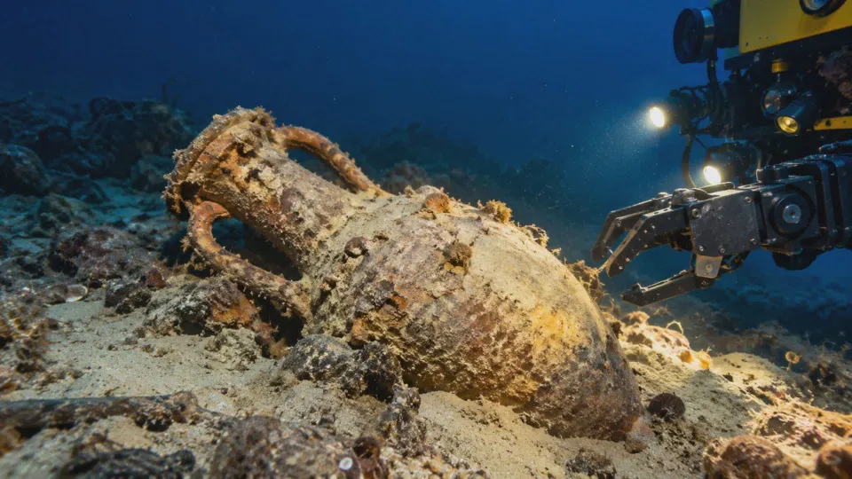 Un'antica anfora riemerge dai fondali dello Stretto di Messina