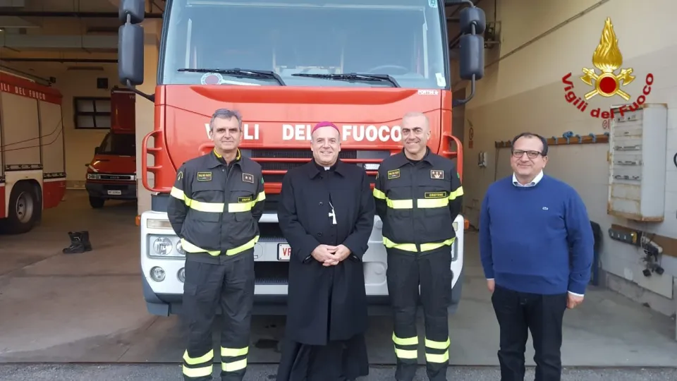 Crotone, mons. Panzetta in visita al comando provinciale dei Vigili del Fuoco