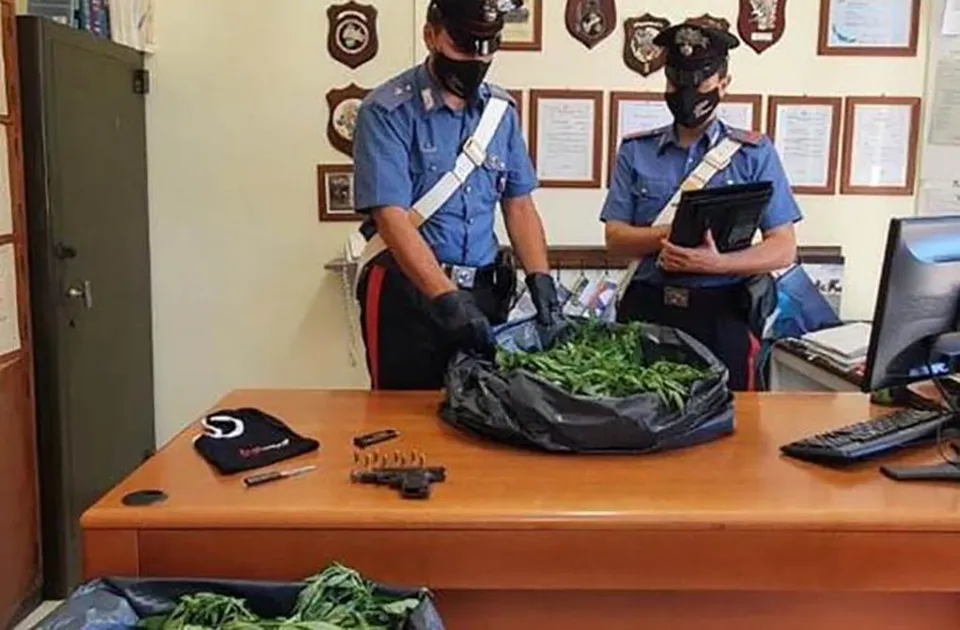 Tenta di fuggire all'alt, in auto gli trovano 14 kg di marijuana