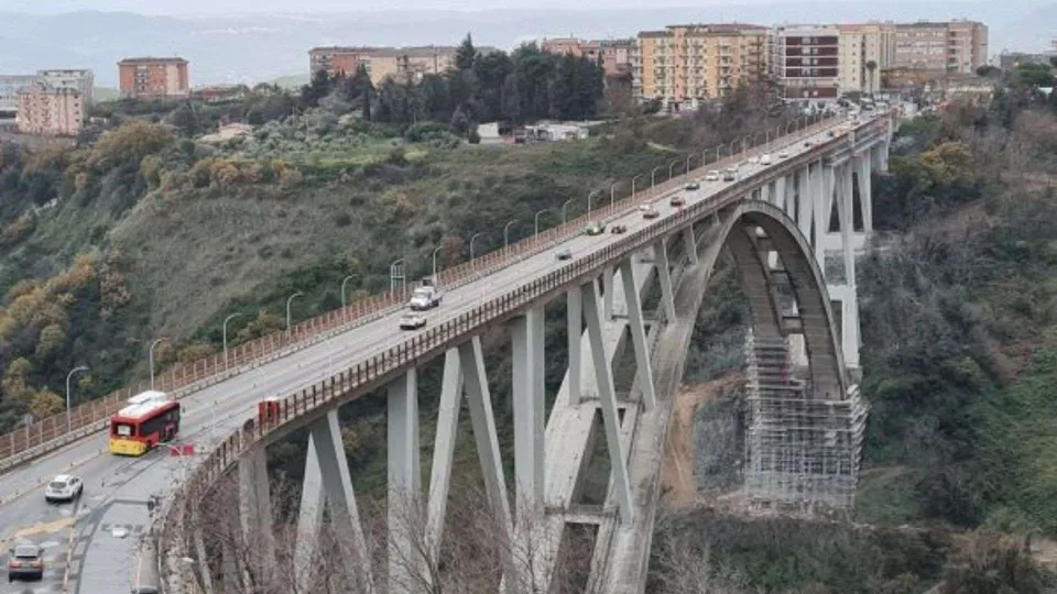 Edificio a rischio crollo a Catanzaro, scatta l’ordinanza di demolizione