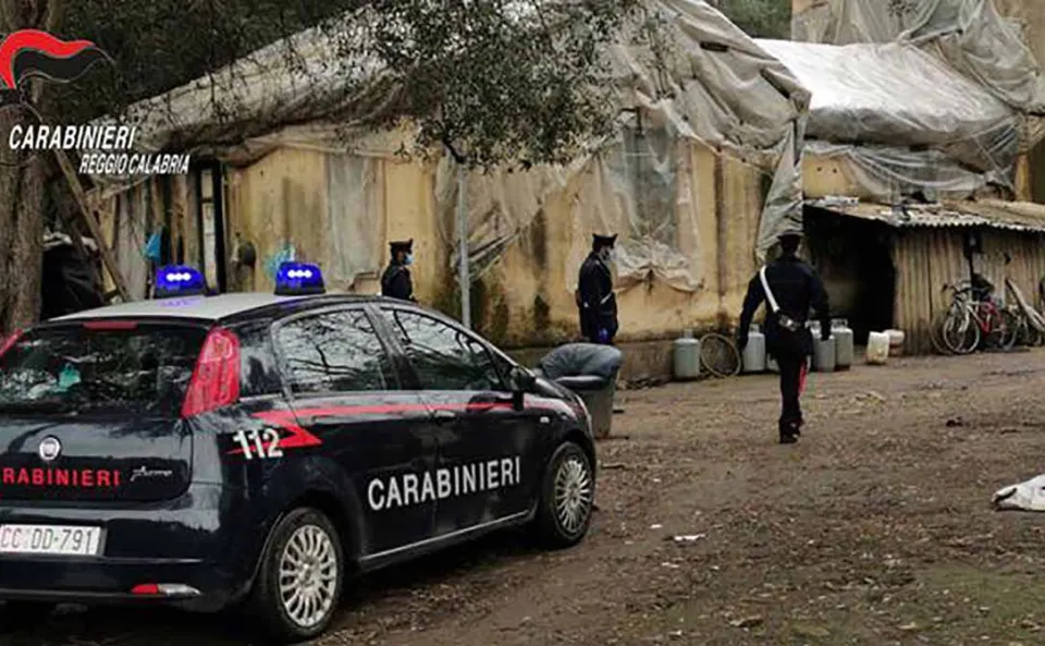 Aggredisce un connazionale con un bastone: arrestato maliano nella baraccopoli di Taurianova