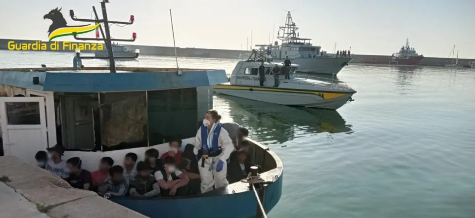 Migranti, due sbarchi nel Crotonese in dodici ore: arrivate oltre 150 persone