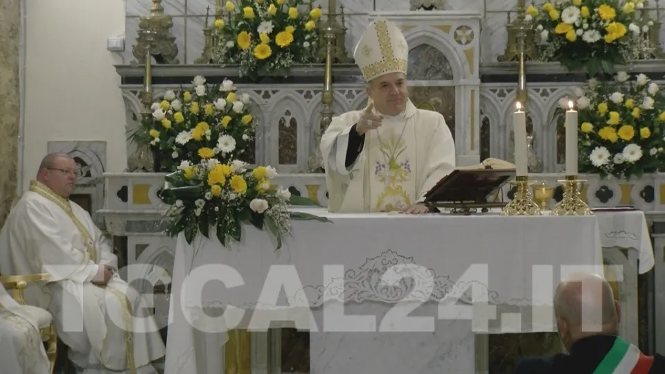 Fede, mons. Panzetta in visita a Cirò: la comunità festeggia il ventennale sacerdozio di don Matteo (VIDEO)