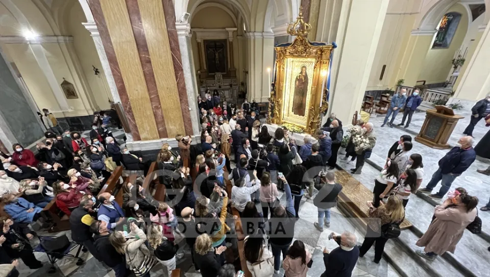 Madonna di Capocolonna, l'arcivescovo Panzetta: "La questione dei fuochi non faccia perdere il vero senso delle feste religiose"