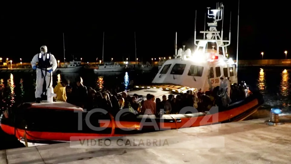 Migranti, nuovo sbarco a Roccella Jonica: arrivate 90 persone