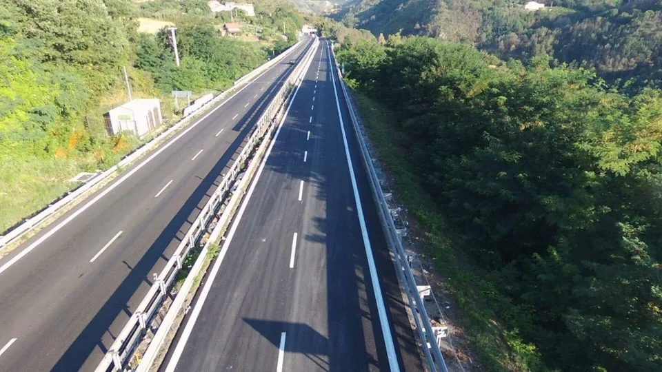 Incidente sull'A2, bimbo di 7 anni sbalzato da auto: trasportato in ospedale dai Carabinieri
