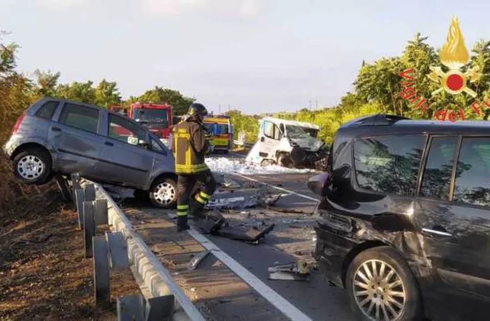 Un morto ed un ferito nello scontro tra un'auto ed un furgone sulla Statale 18